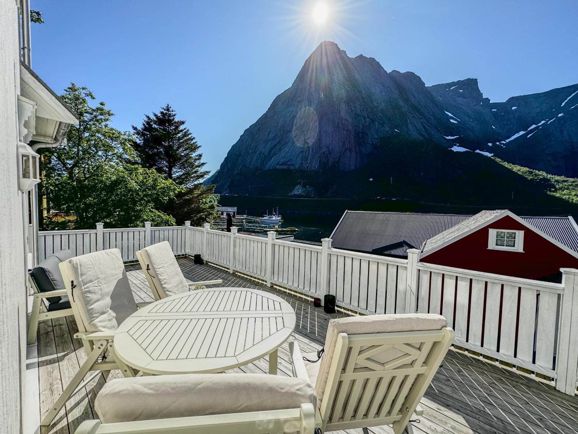 Husly - Your With Reinebringen View